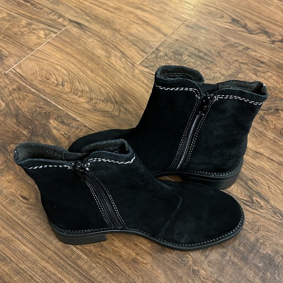 NWT Clarks Women’s Black Suede Boots, sz 6 1/2. - Picture 10 of 13